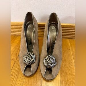 HALSTON VINTAGE!! Cocoa Suede Peep-Toe Heels with Bronze Floral Accent 6.5